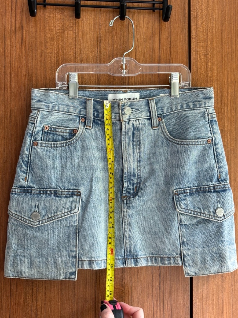 Aritzia Denim Forum The '90s Mid-Rise Cargo Mini Skirt Light Wash - Size 24 - Picture 4 of 16